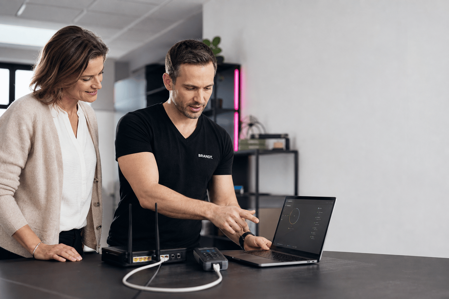 Visualisierung eines BRANDT-Technikers bei der Einrichtung von Router und Netzwerk