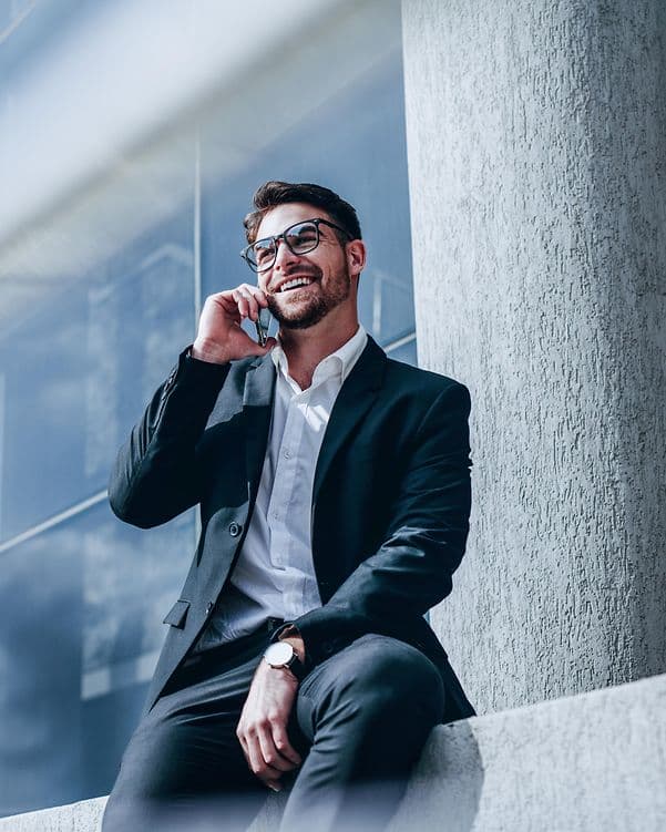 Geschäftskunde nutzt ein Smartphone im Arbeitsalltag