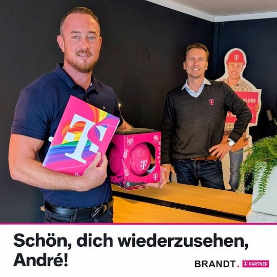 Marcus und André im BRANDT-Laden in Falkensee mit BRANDT- und Telekom-Partner-Logo