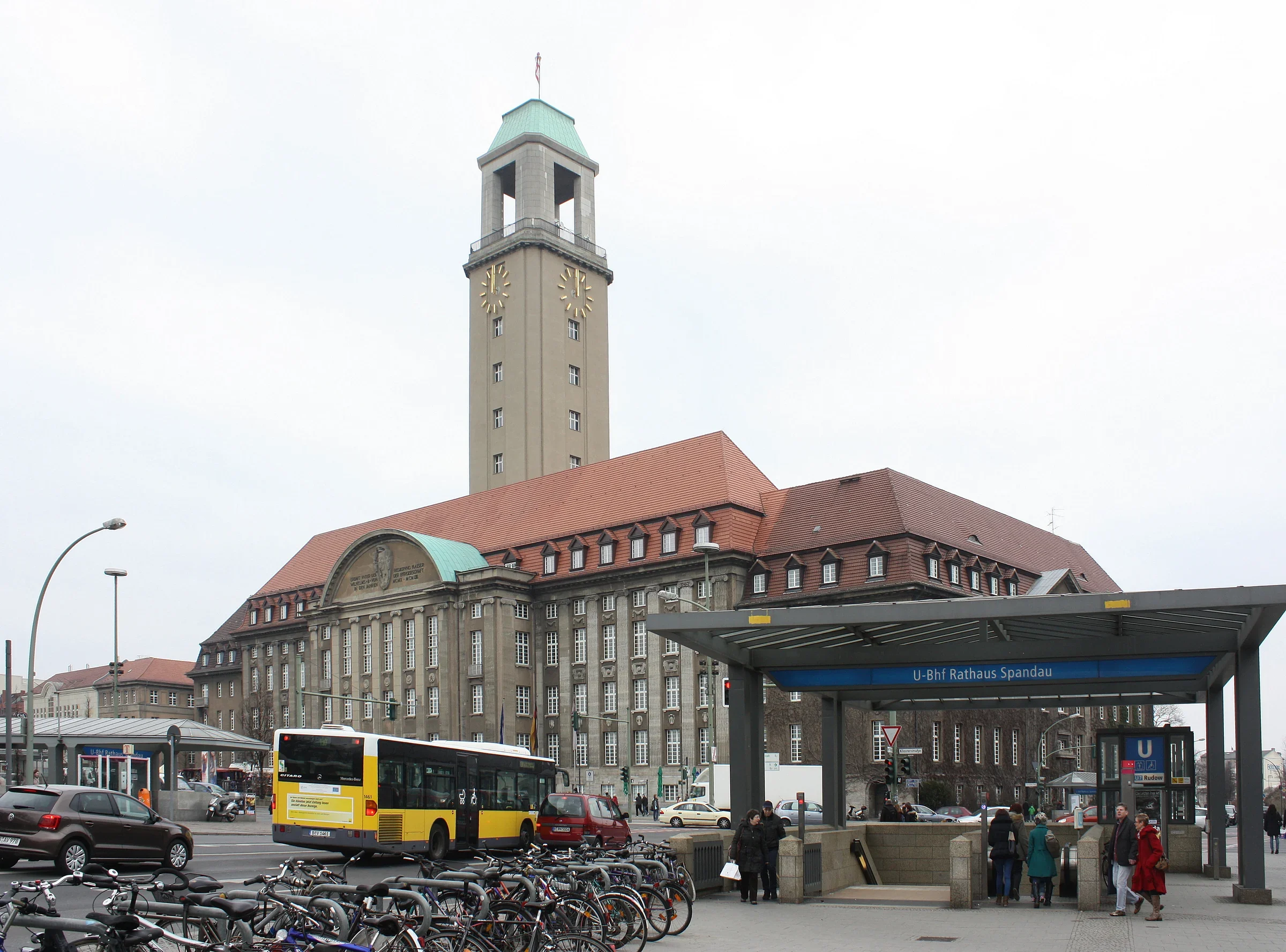 Rathaus Spandau mit U-Bahnhof am Rathaus